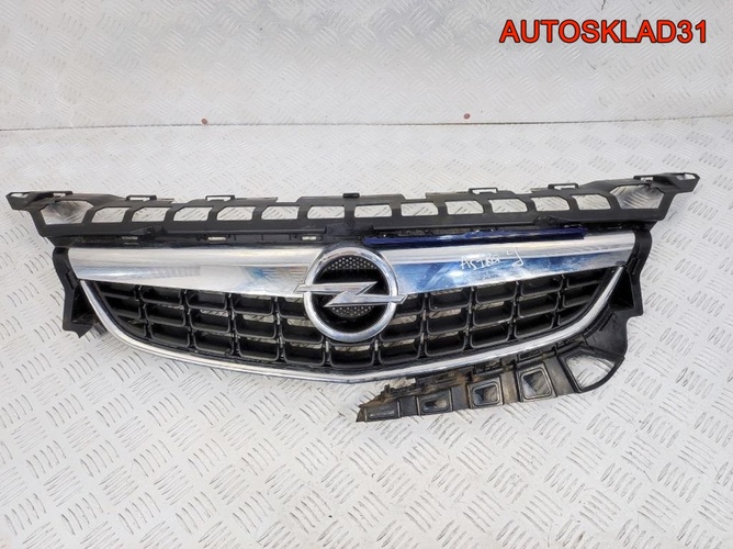 Решетка радиатора Opel Astra J 13300945