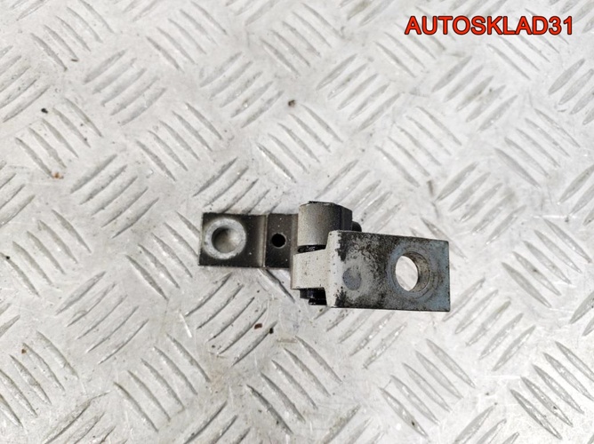 Петля двери передняя правая верхняя VW Passat B5