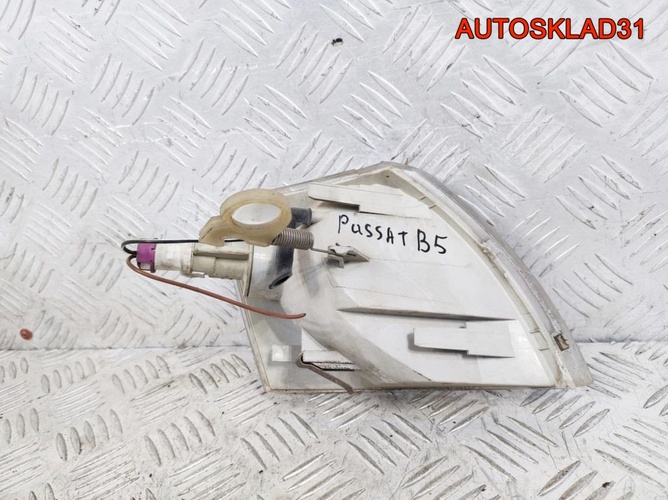 Указатель поворота левый VW Passat B5 3B0953049C Указатель поворота левый VW Passat B5 3B0953049C