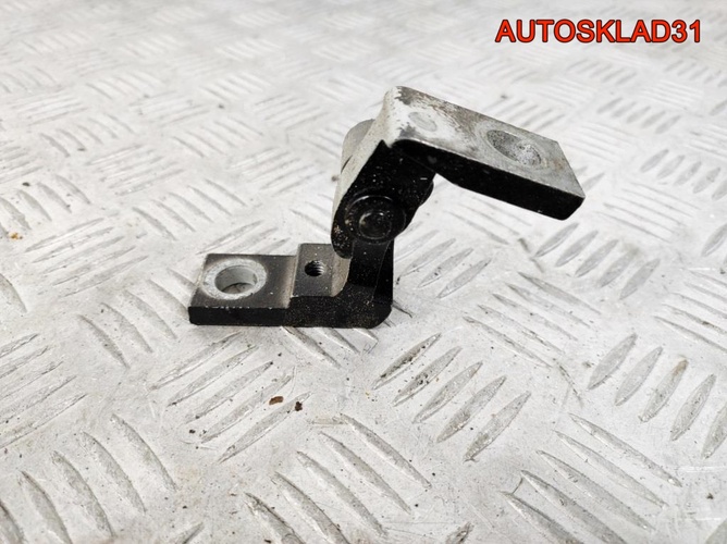 Петля двери передняя правая верхняя VW Passat B5