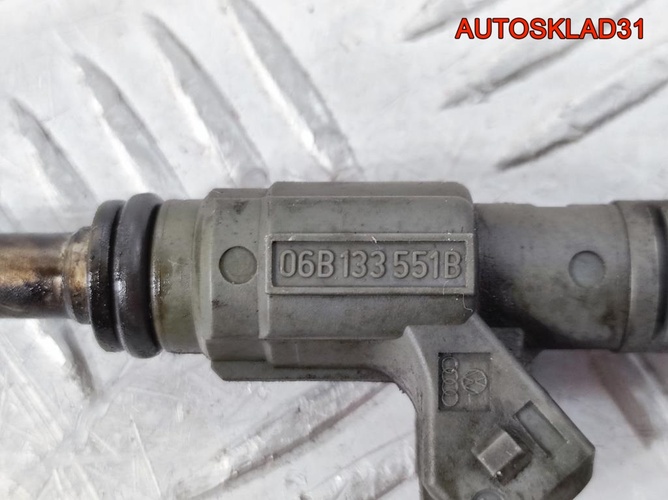 Форсунка топливная Audi A6 C5 1,8 ANB 06B133551B