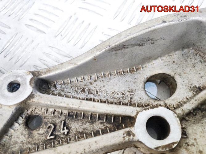 Кронштейн переднего рычага Audi A3 8P 1K0199296E
