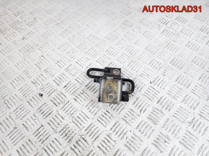 Петля двери передней правой нижняя Audi A6 C5 Петля двери передней правой нижняя Audi A6 C5