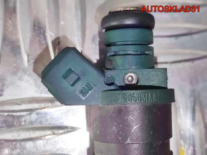 Форсунка топливная VW Golf 4 1,6 AKL 037906031AA