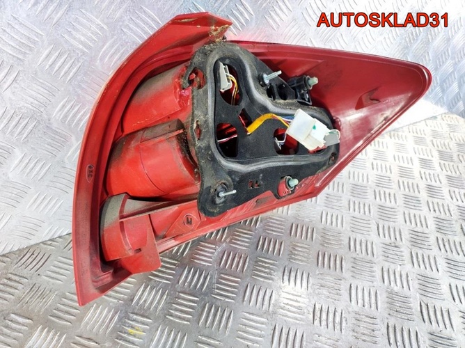 Фонарь задний левый Toyota Auris E15 8156102380