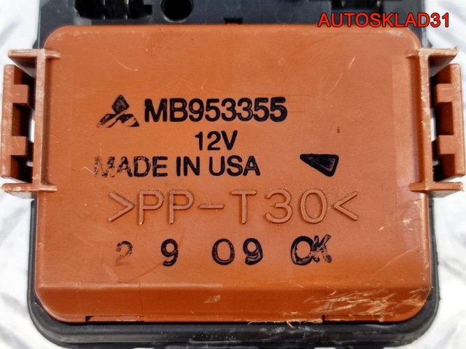 Блок предохранителей Mitsubishi Carisma MR318826