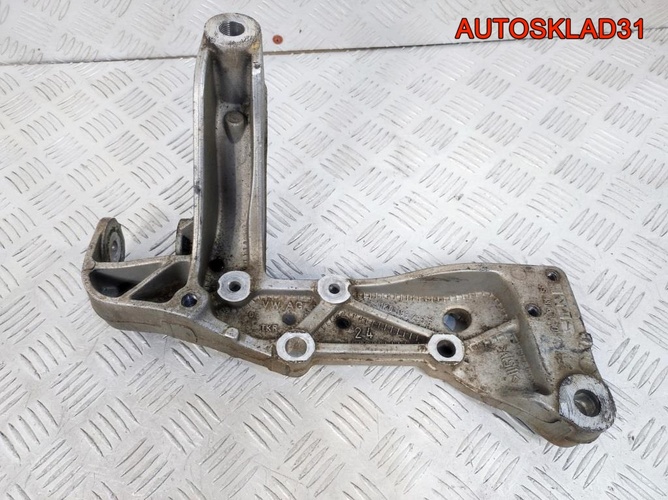 Кронштейн переднего рычага Audi A3 8P 1K0199296E