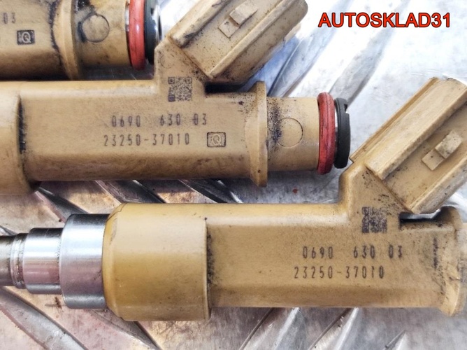Форсунка топливная Toyota Corolla E15 2325037010