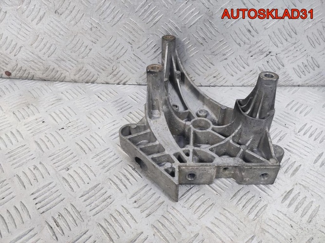 Кронштейн опоры двигателя VW Golf 5 06F199207Q