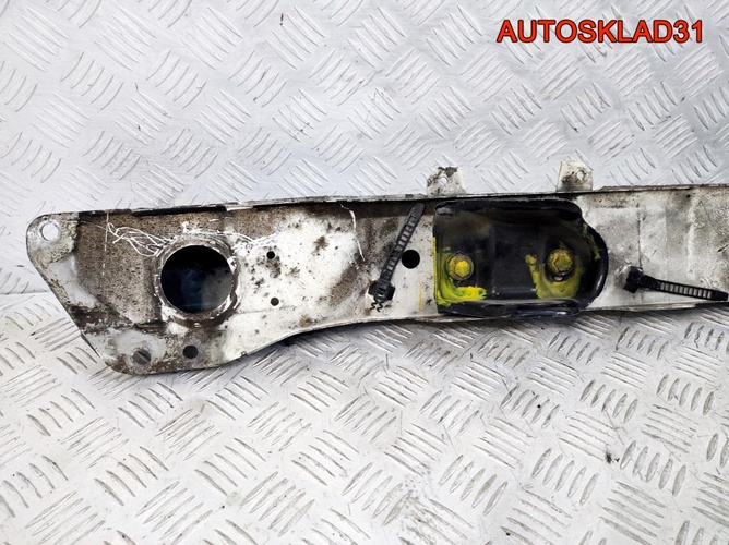 Балка подрадиаторная Audi 80 4B 8A0805577