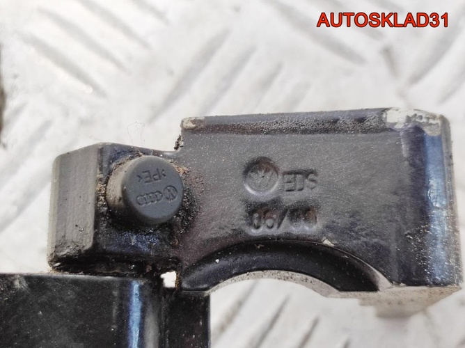 Петля двери передняя правая верхняя VW Passat B5