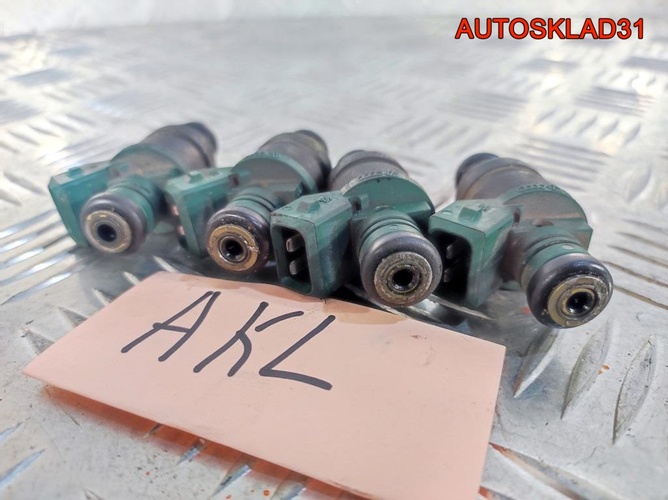 Форсунка топливная VW Golf 4 1,6 AKL 037906031AA
