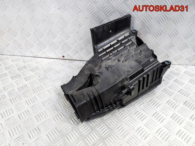Корпус воздушного фильтра Mercedes W203 2710900901