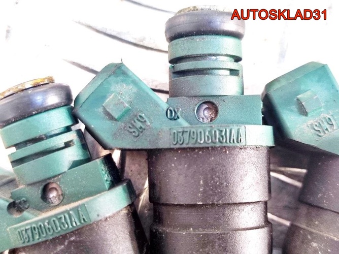 Форсунка топливная VW Golf 4 1,6 AKL 037906031AA