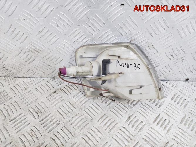 Указатель поворота левый VW Passat B5 3B0953049C Указатель поворота левый VW Passat B5 3B0953049C