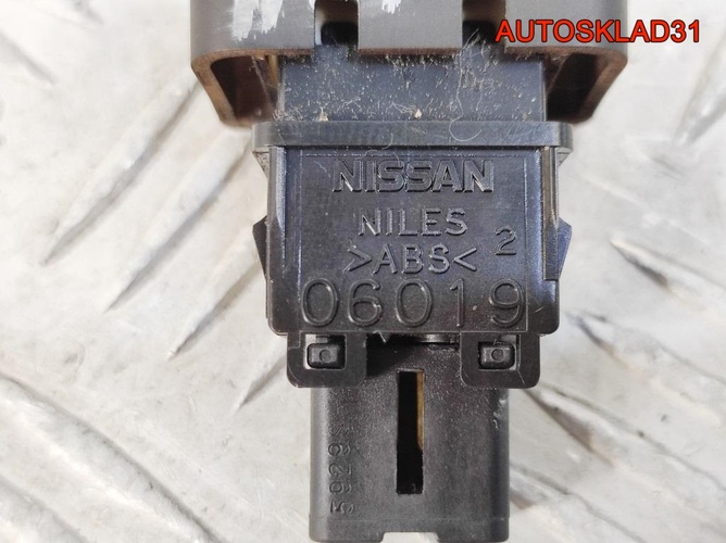 Кнопка аварийной сигнализации Nissan Note E11
