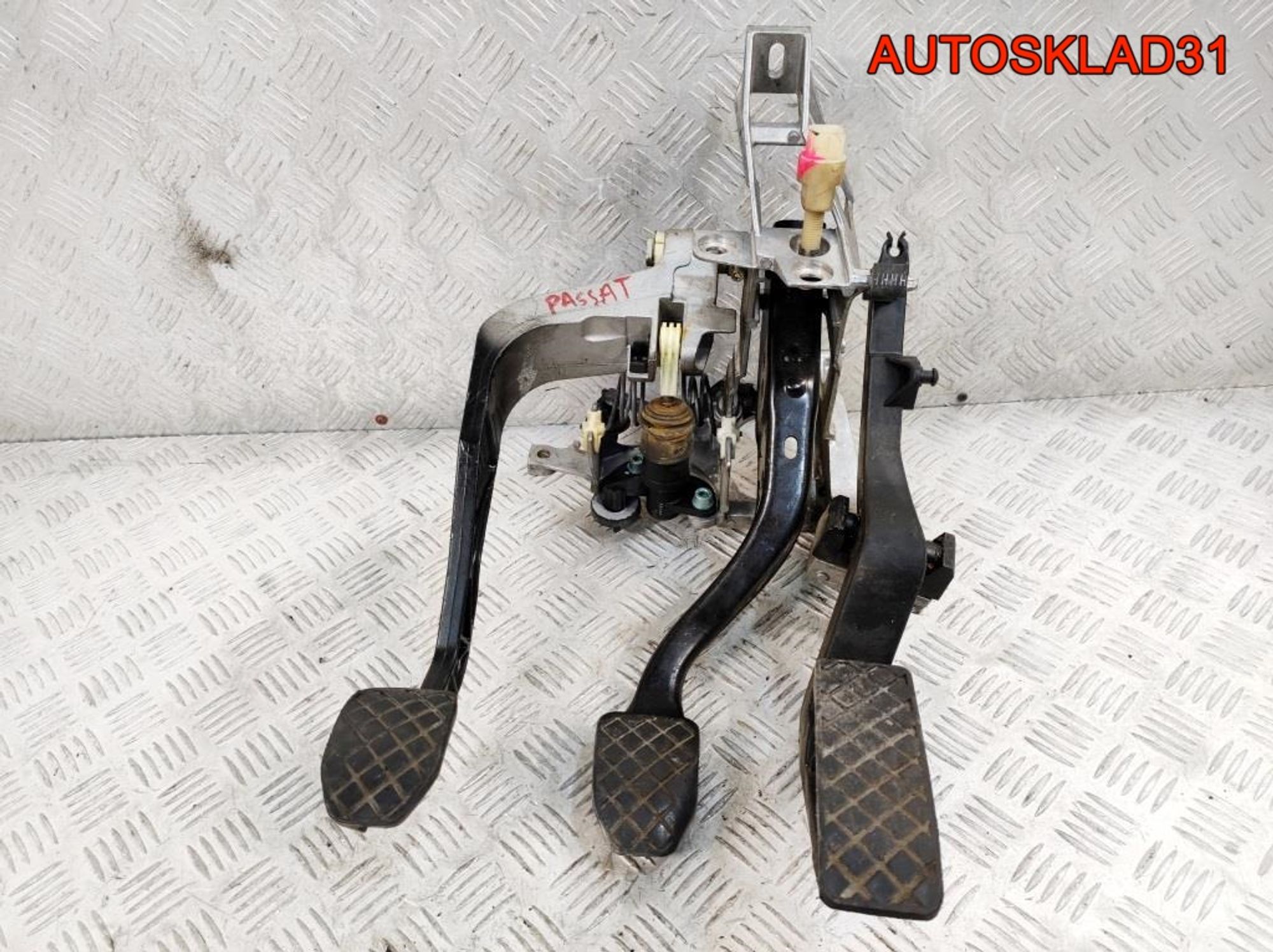 Блок педалей МКПП VW Passat B5 8D1721117D - АвтоСклад31.рф - авторазборка контрактные б/у запчасти в г. Белгород Блок педалей МКПП VW Passat B5 8D1721117D - АвтоСклад31.рф - авторазборка контрактные б/у запчасти в г. Белгород